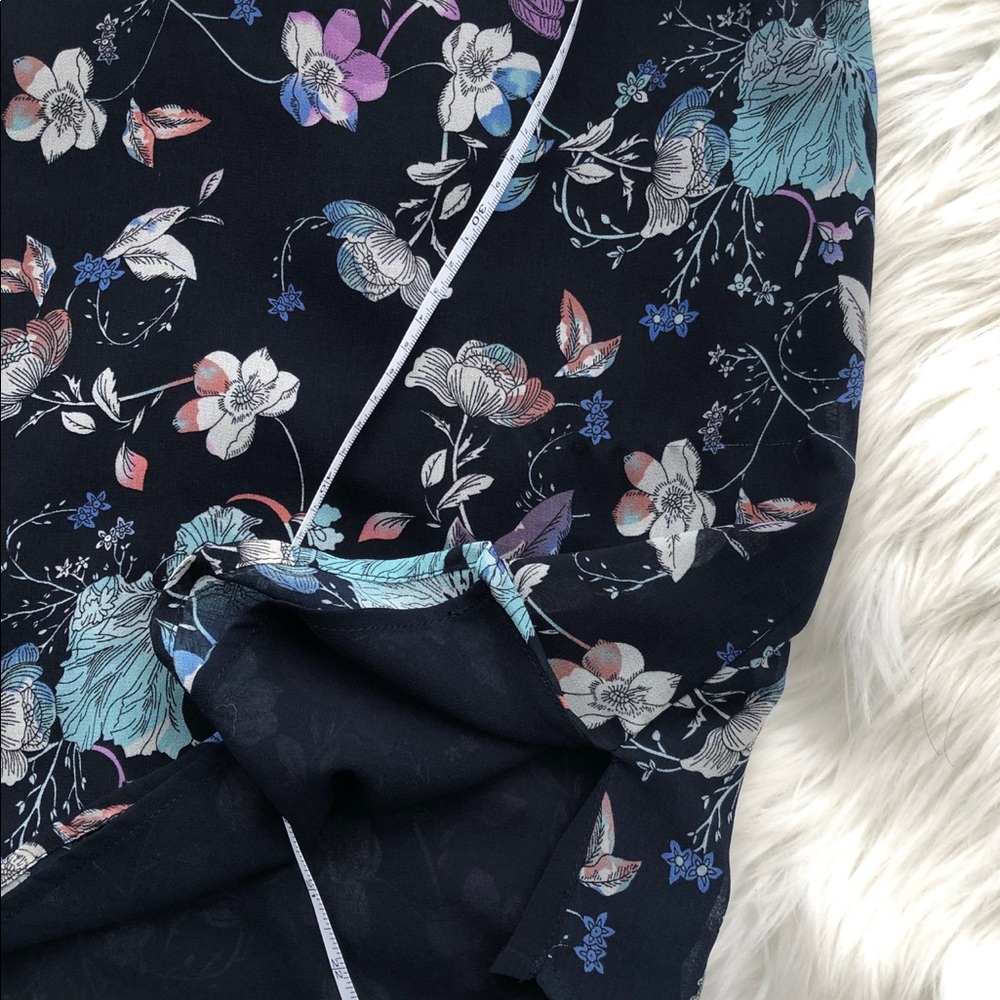 🌸 3 for $12 Sleeveless Medium floral shirt - Picture 7 of 8